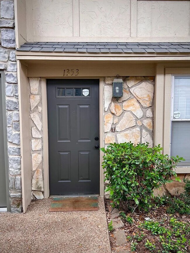 Building Photo - Updated condo at Cobblestone, closet to Campus!