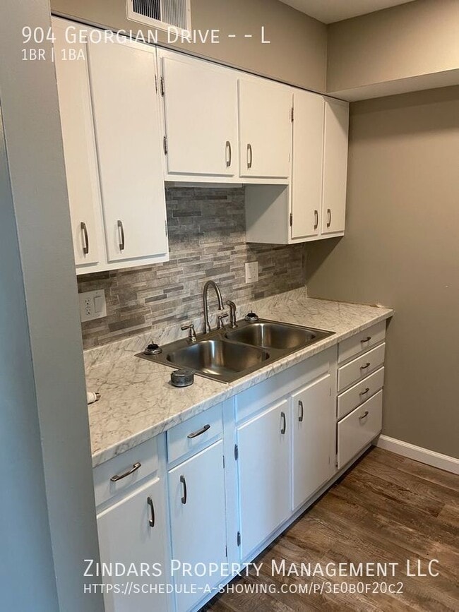 Primary Photo - 904 Georgian Dr