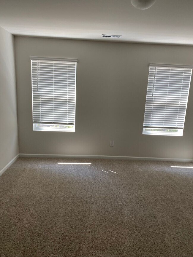 Building Photo - 4 bed/2.5 bath home in Troutman!