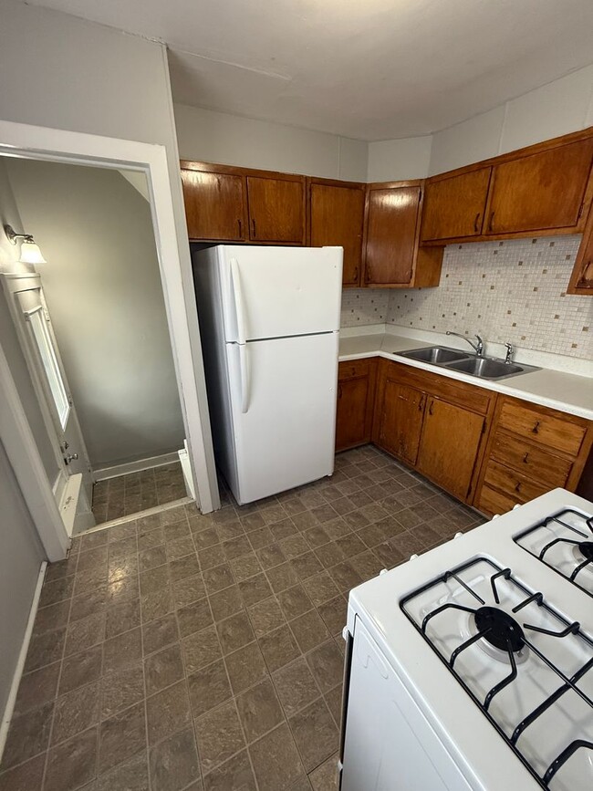 Building Photo - 3B / 1B home with over 1200 square feet!