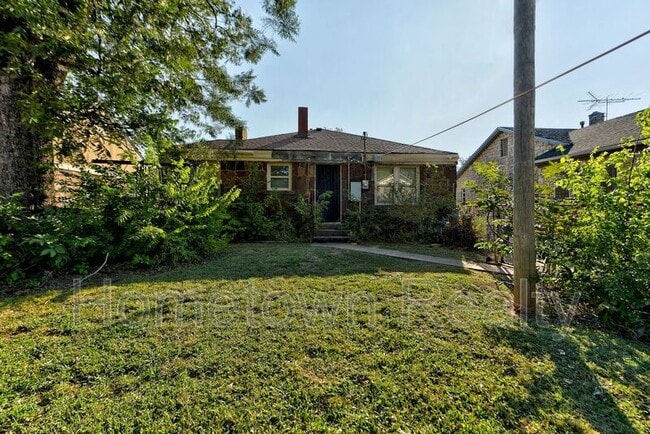 Building Photo - 2213 N Hood St