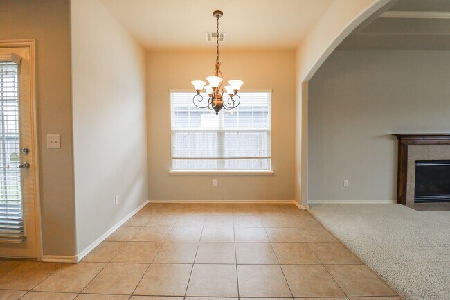 Building Photo - 3 bed | 2 bath in New Tulsa!