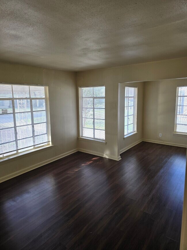 Building Photo - 443 Fargo Ave