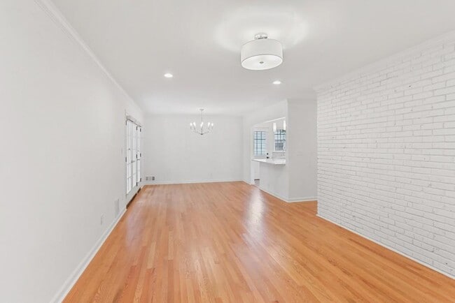 Building Photo - 2575 Sharondale Dr NE
