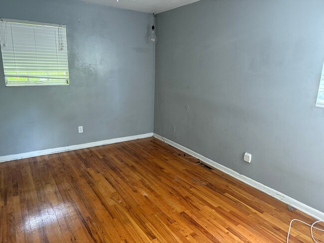 Building Photo - Intown Home