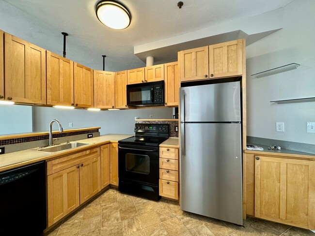 Building Photo - 1 Bed / 1 Bath 1st Floor Unit  (Downtown, ...