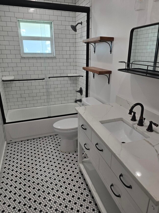 Building Photo - 18942 SE Hillcrest Dr