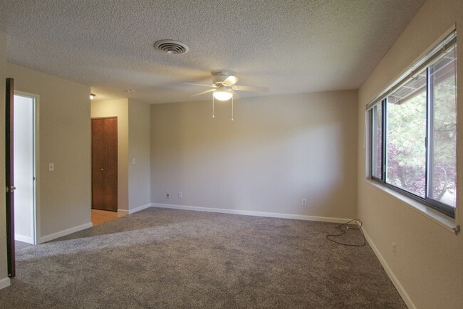 Building Photo - 2 Bedroom Condo for Rent in Redding CA with Pool, Tennis Courts, Garage | The Bluffs