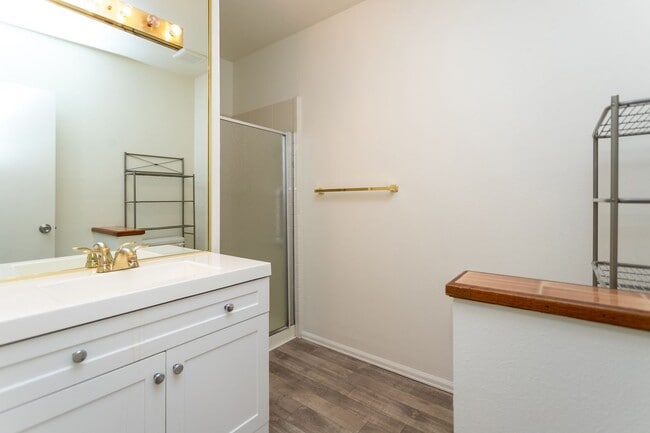 Building Photo - Beautifully Maintained Townhome with Fantastic Amenities