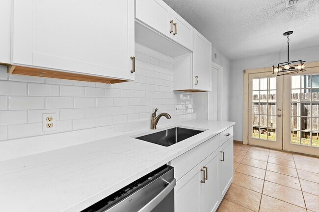 Building Photo - 607 Russet Valley Dr