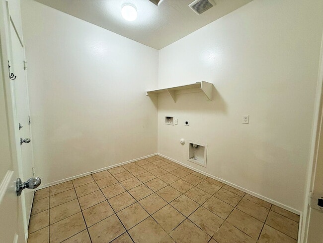 Building Photo - "Charming 3-Bedroom Oasis with 2 Baths & S...