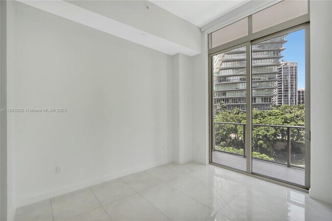 Building Photo - 2655 S Bayshore Dr