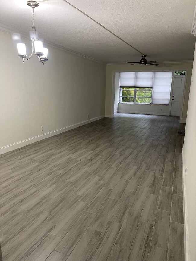 Building Photo - 2820 SW 22nd Ave