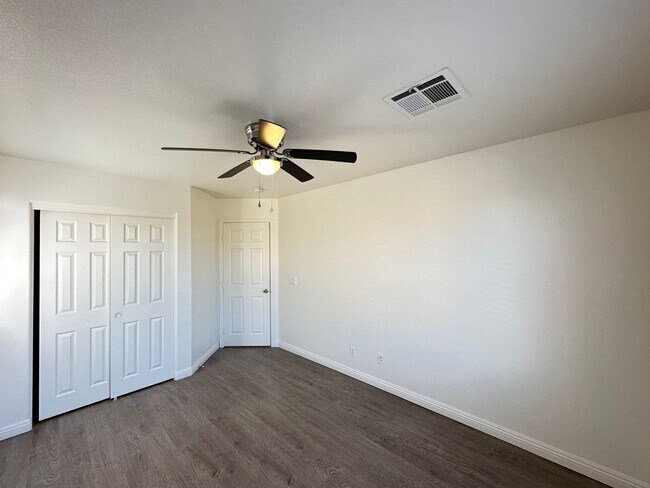 Building Photo - DECATUR & BLUE DIAMOND