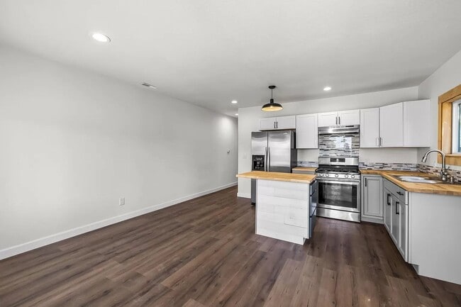 Building Photo - PG-0000