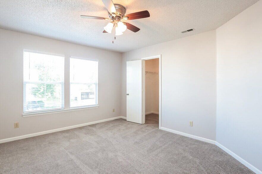 Building Photo - 10711 Glenayr Dr
