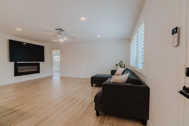 Building Photo - 52801 Avenida Alvarado