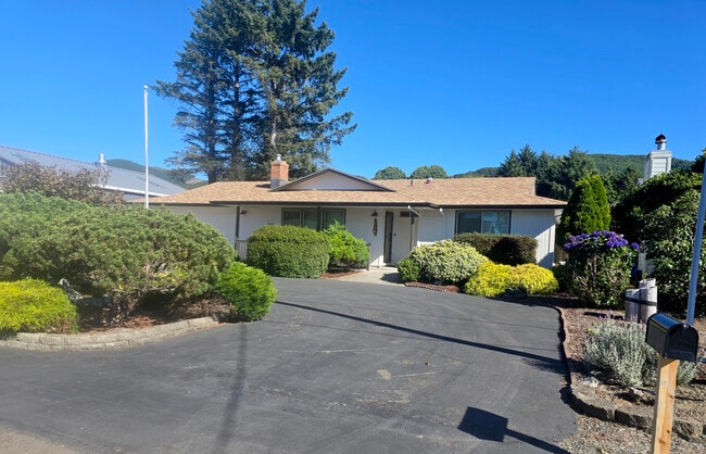 Building Photo - 164 N Harbor St