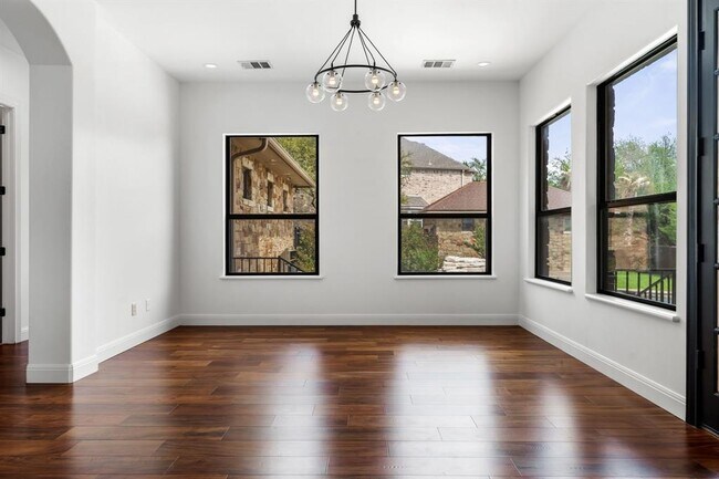 Building Photo - 2633 Collingwood Dr