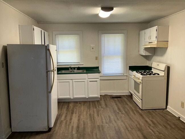 Building Photo - 2 Bedroom Apartment