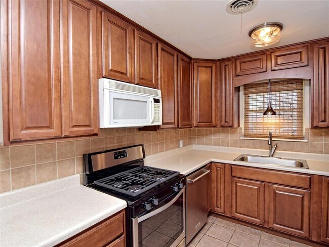 Building Photo - 5300 Middale Ln