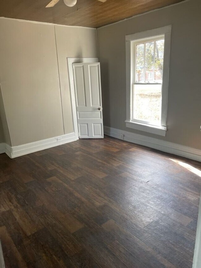 Building Photo - Conveniently located one bedroom home!