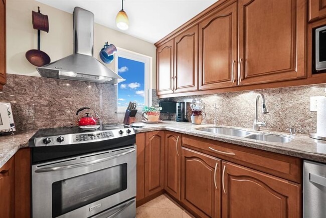 Building Photo - 3301 S Ocean Blvd