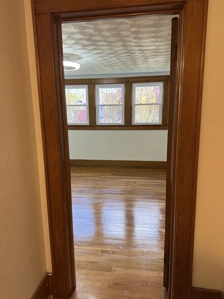 Building Photo - 83 Navarre Rd