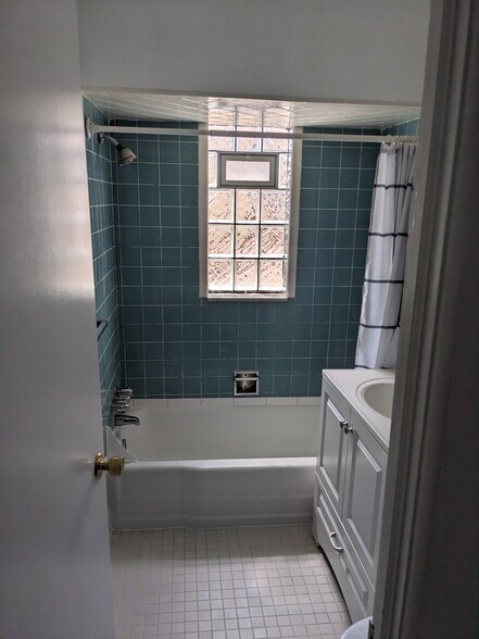 Full bathroom - 530 Montclair St