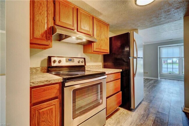 Building Photo - Coventry Townhouse