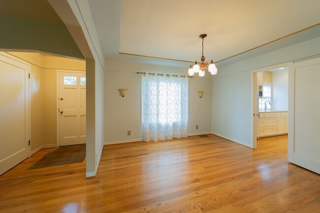 Building Photo - Charming and Well-Maintained Home in a Serene Neighborhood