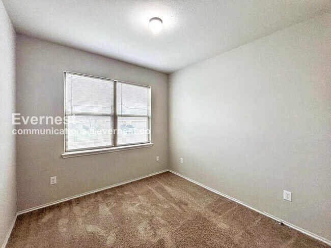 Building Photo - 3-Bed, 2-Bath Townhome with Fenced Yard & Garage / Pet-Friendly / Available Now!