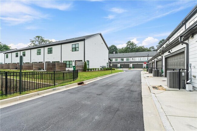 Building Photo - 2410 Lakeshore Ln