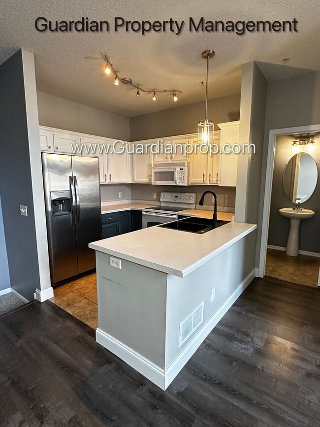 Building Photo - Maple Grove 2 Bedroom Town Home, 2 Car Garage, Patio, Dishwasher, W/D