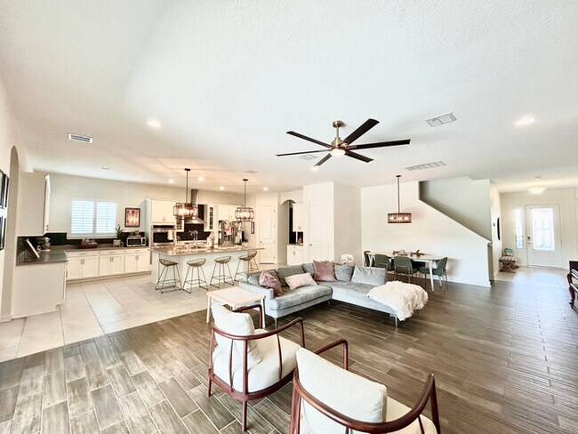 Building Photo - Elegant 5-Bedroom Pool Home for Rent in Sa...