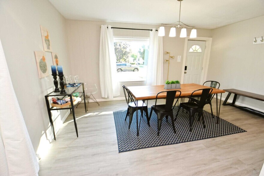 Building Photo - 815 N Twyckenham Dr