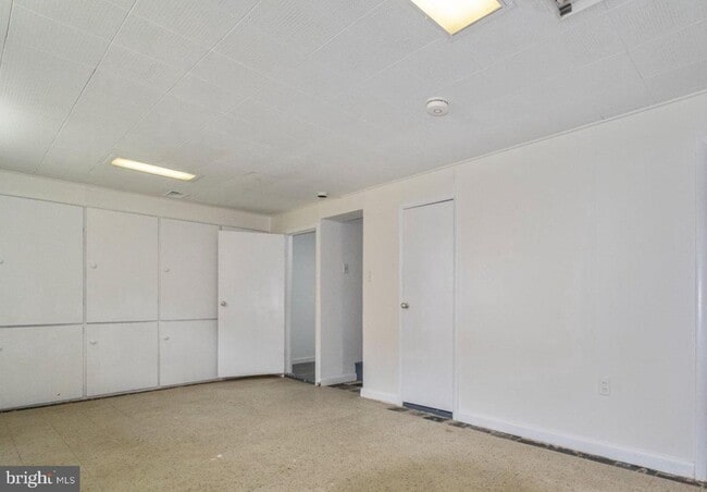 Building Photo - 102 Greenmeadow Dr