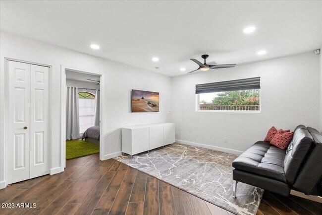 Building Photo - 10628 E Cinnabar Ave