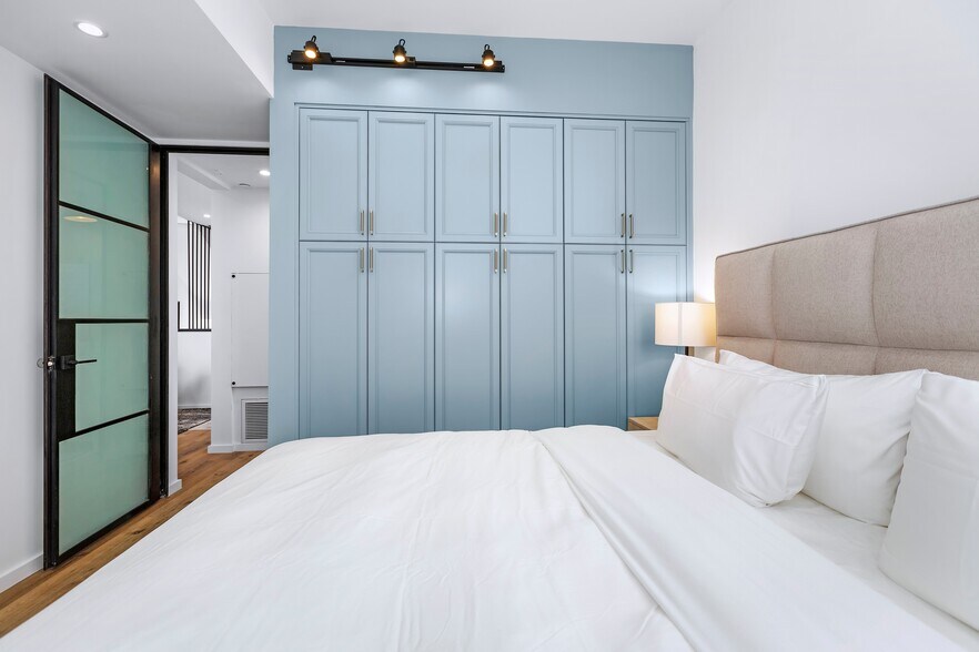 Building Photo - 1252 N Las Palmas Ave