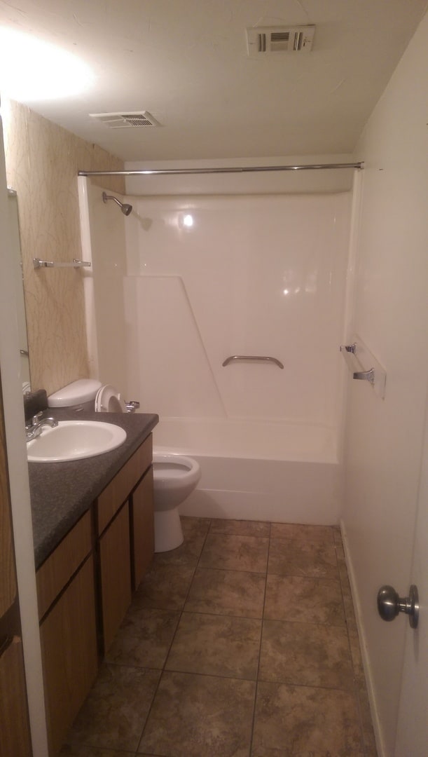 Building Photo - 3 bed 2 bath duplex for rent near I-240 and Western, close to everything!