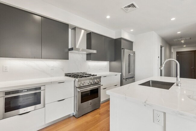 Building Photo - 537 E 2nd St