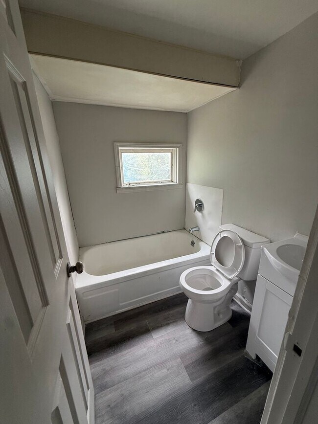 Building Photo - 4bd Single Section 8 *1/2 OFF SECURITY DEPOSIT SPECIAL*