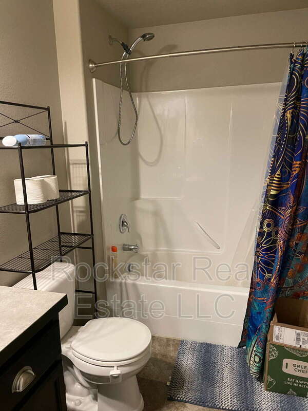 Building Photo - 1327 N Rogue River St