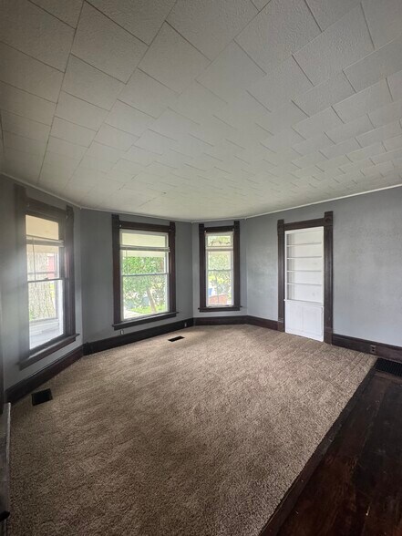 Living room - 733 16th Ave
