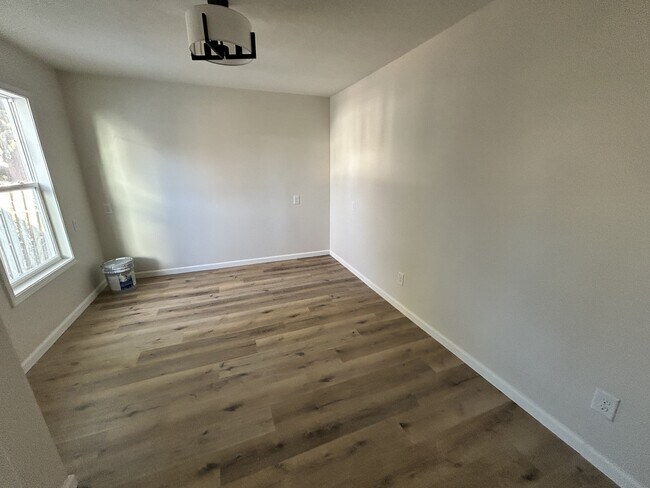 Building Photo - 806 Stratford Dr