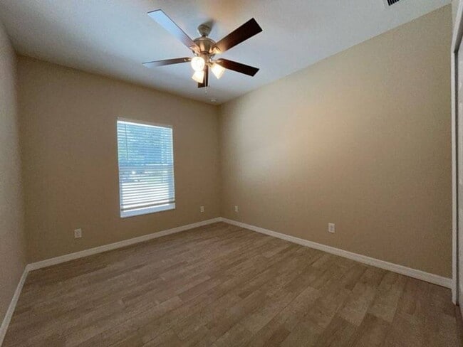 Building Photo - 3 Bed 2 Bath