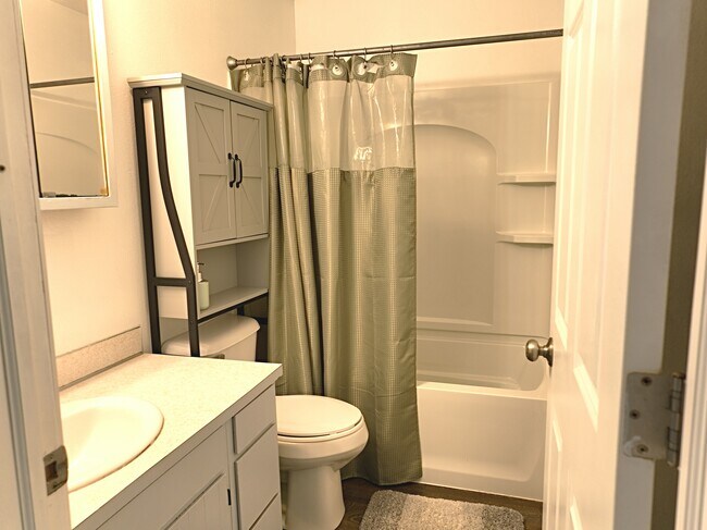 Unit 3 - 1300 14th Ave NW