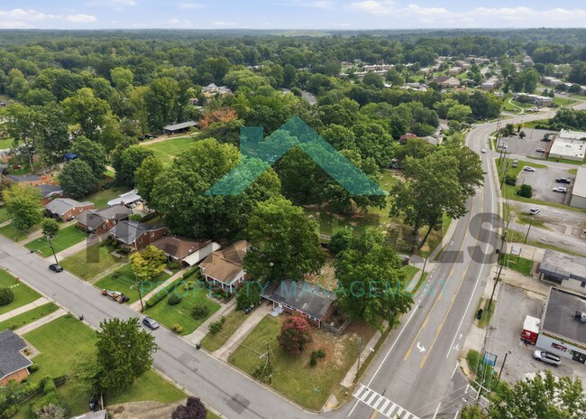 Building Photo - 1800 Woodmere Dr