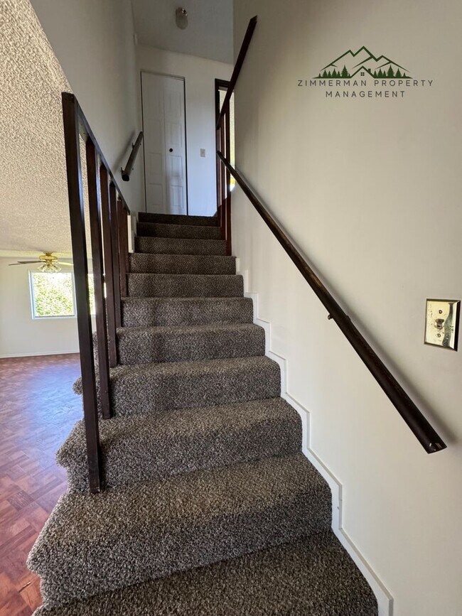Building Photo - 2 Bedroom 1 Bath Duplex in Springfield