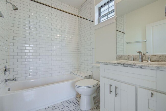 Building Photo - 1721 Thompson St